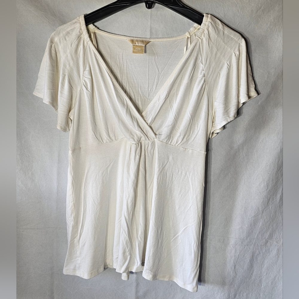 Michael Kors sm Cream v-neck flutter sleeve, short sleeved.